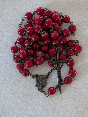 ROSARY. RED AND BLACK BEADS. TWO SIDED MEDAL. TRADITIONAL CRUCIFIX. BRONZE TONE.
